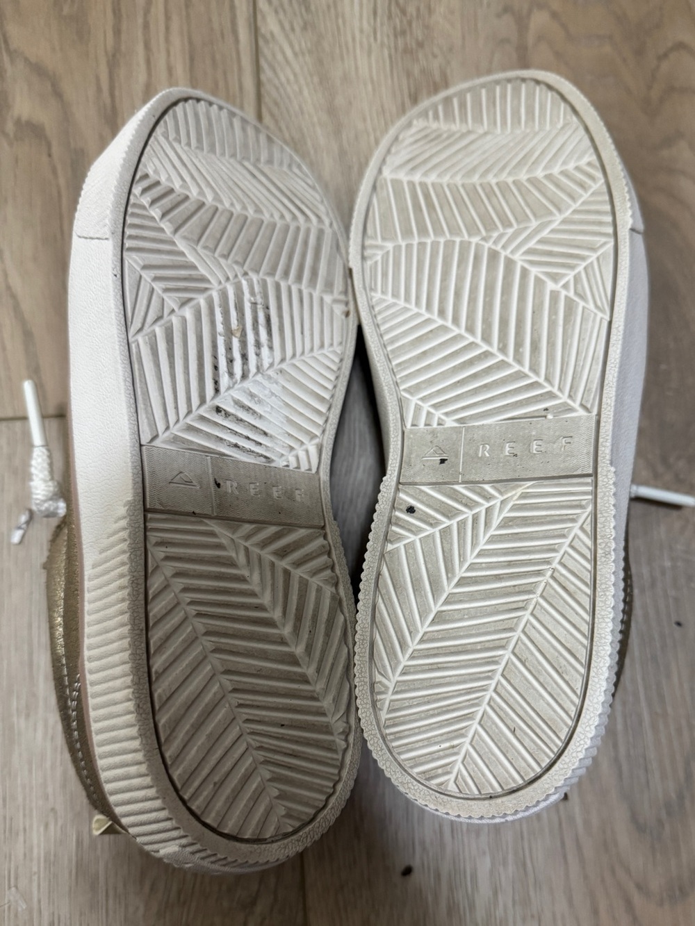 Reef Women's Lay Day Dawn Metallic Sneakers Sz. 8 Champagne Suede - Picture 13 of 13